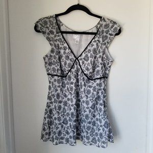 LOFT 10 M Black, White, Blue Vneck top